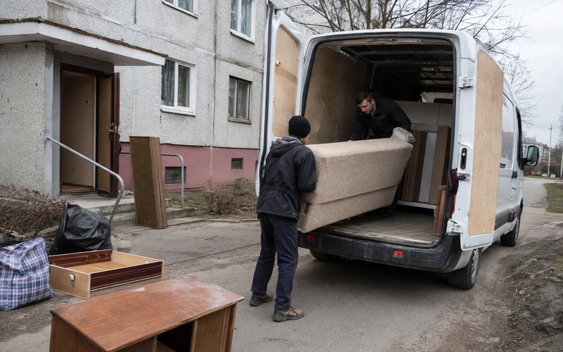 Mēbeļu iekraušana pārvākšanas transportā
