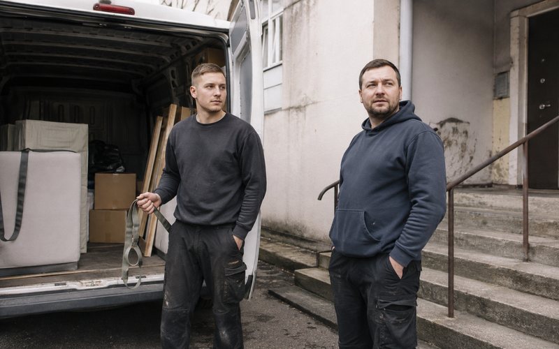Pārvākšanas komanda pie transportlīdzekļa